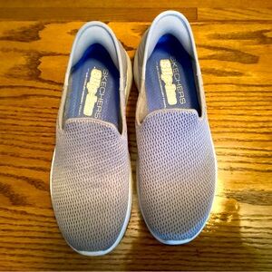 Skechers Step Ins, like new. Only worn a couple of times. Smoke/pet free home.